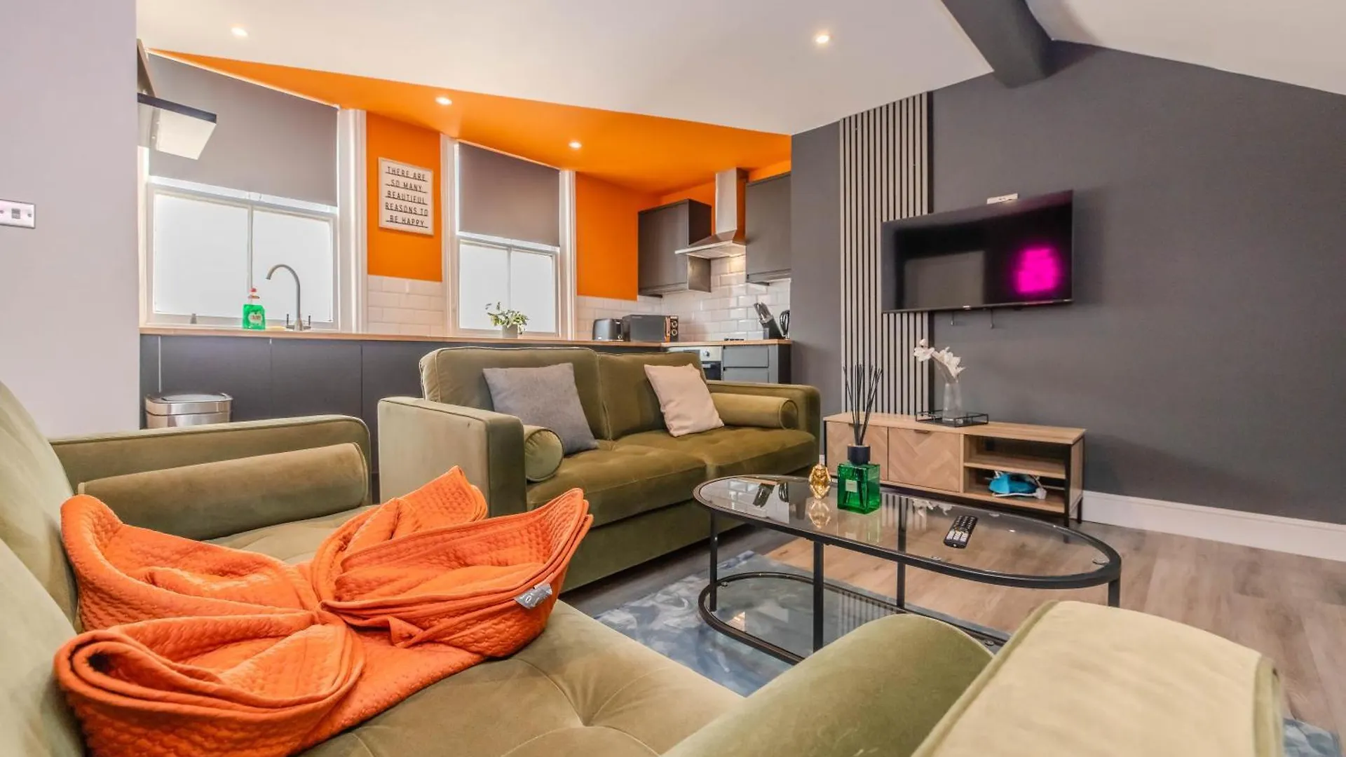 Stylish 2-Br Apt For 7 Guests Plus Free Parking In Church Road Brighton
