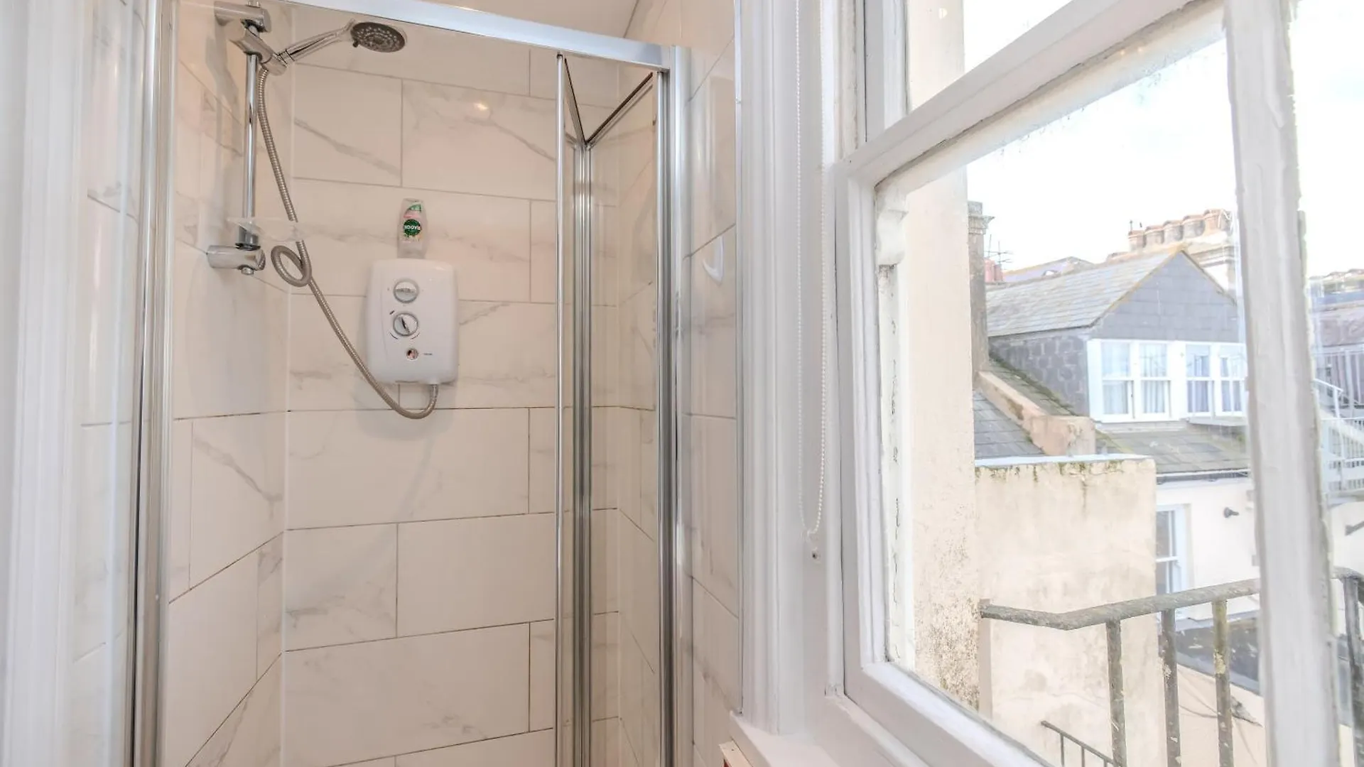 Stylish 2-Br Apt For 7 Guests Plus Free Parking In Church Road Brighton 0*,