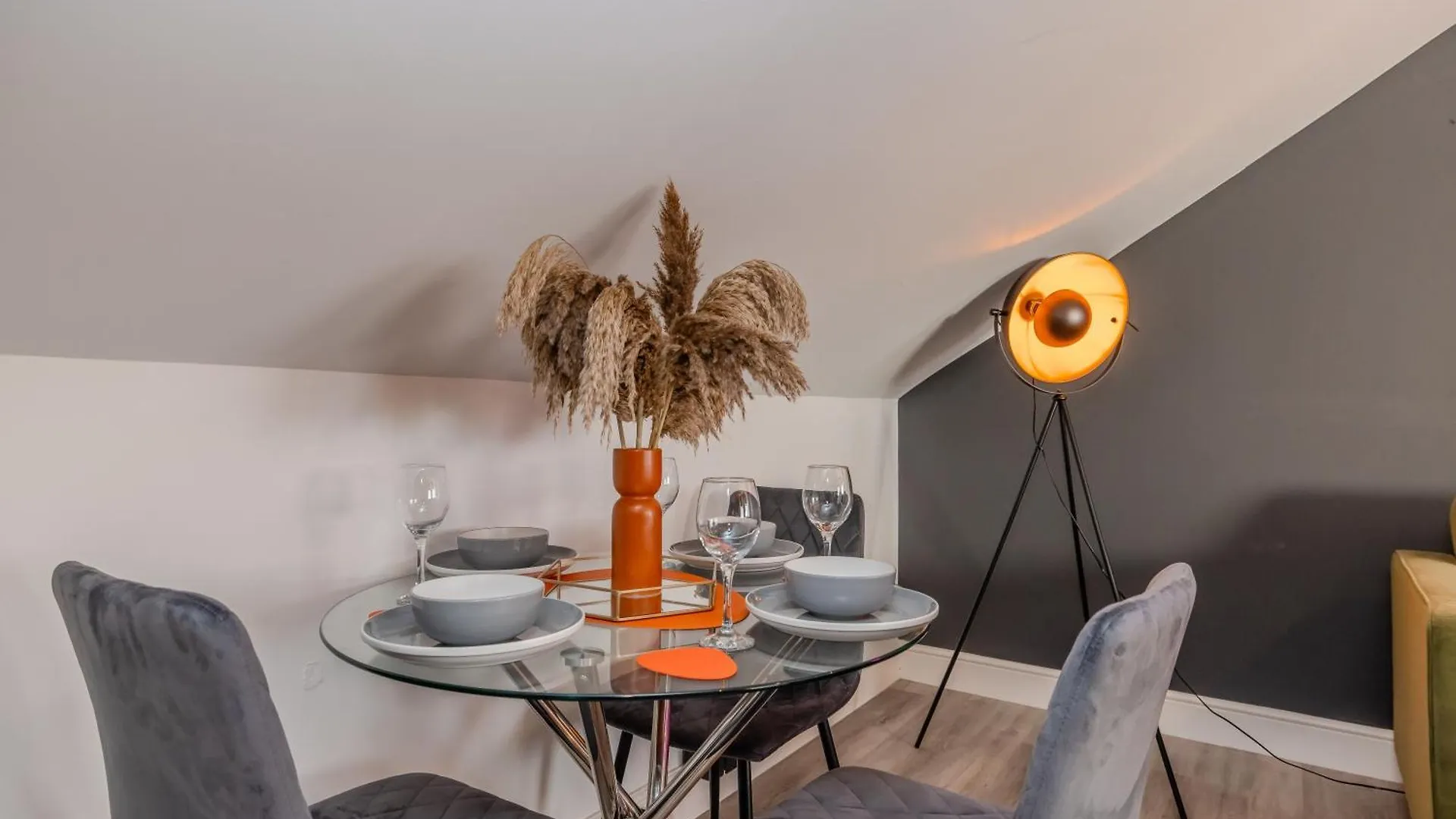 Stylish 2-Br Apt For 7 Guests Plus Free Parking In Church Road Brighton Apartment