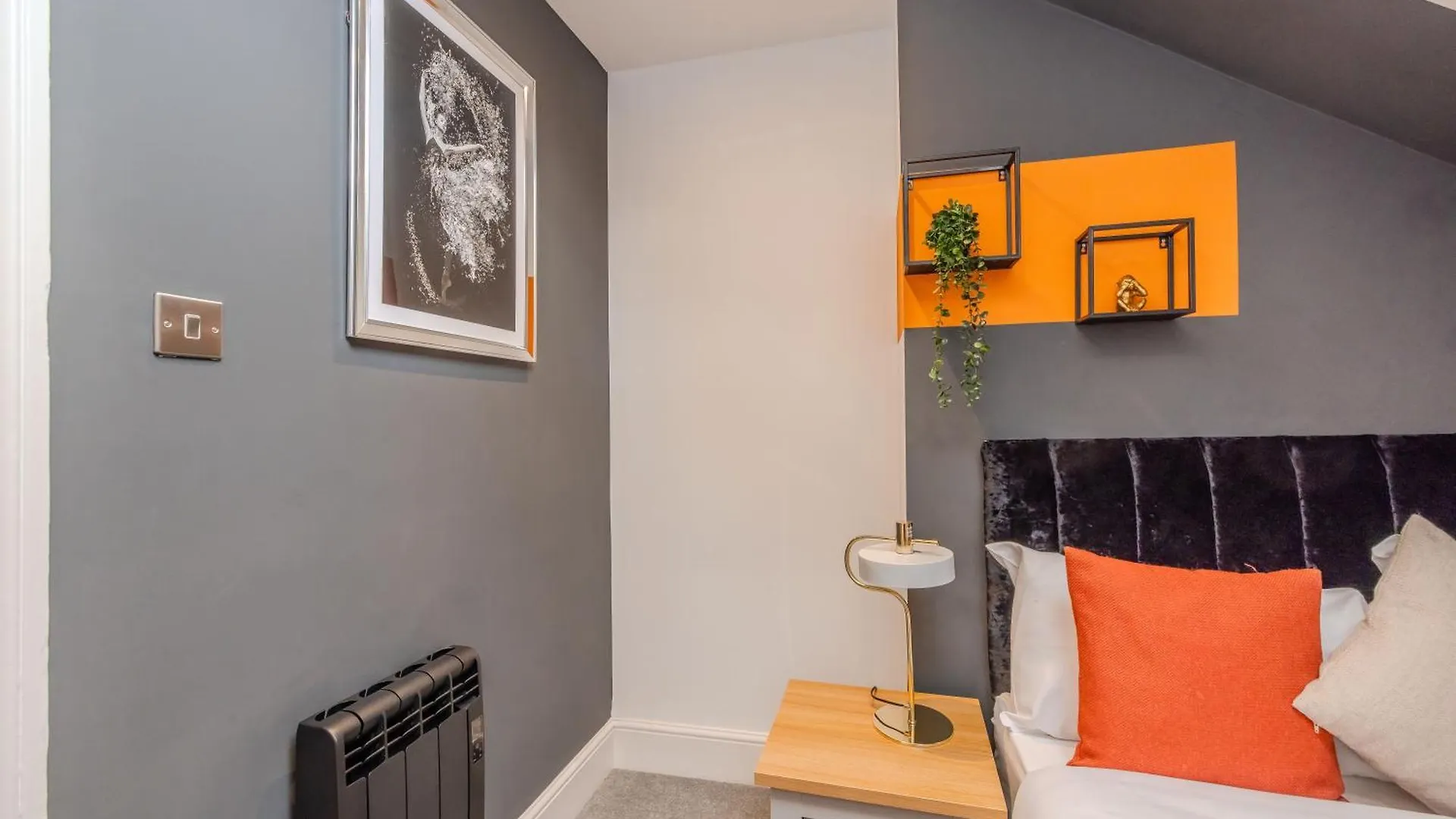 Stylish 2-Br Apt For 7 Guests Plus Free Parking In Church Road Brighton