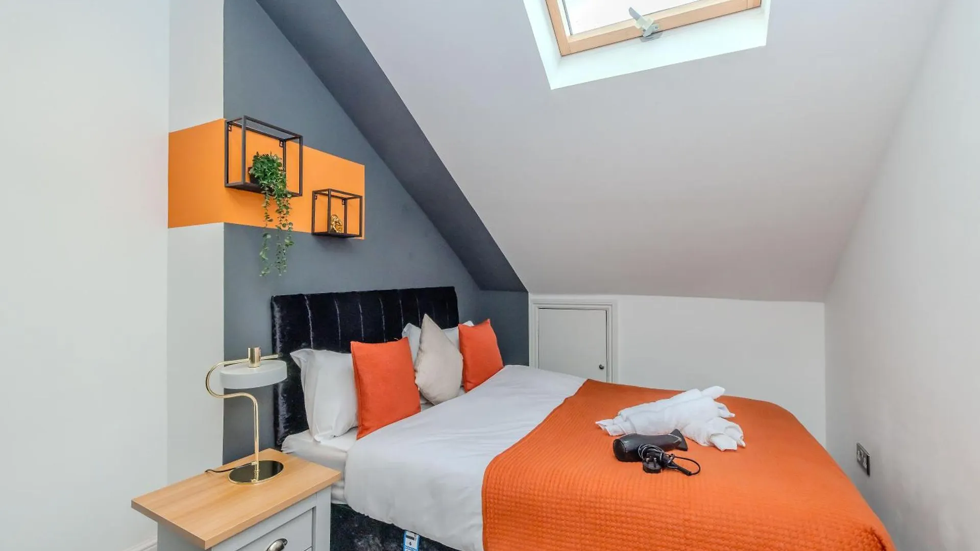 Stylish 2-Br Apt For 7 Guests Plus Free Parking In Church Road Brighton