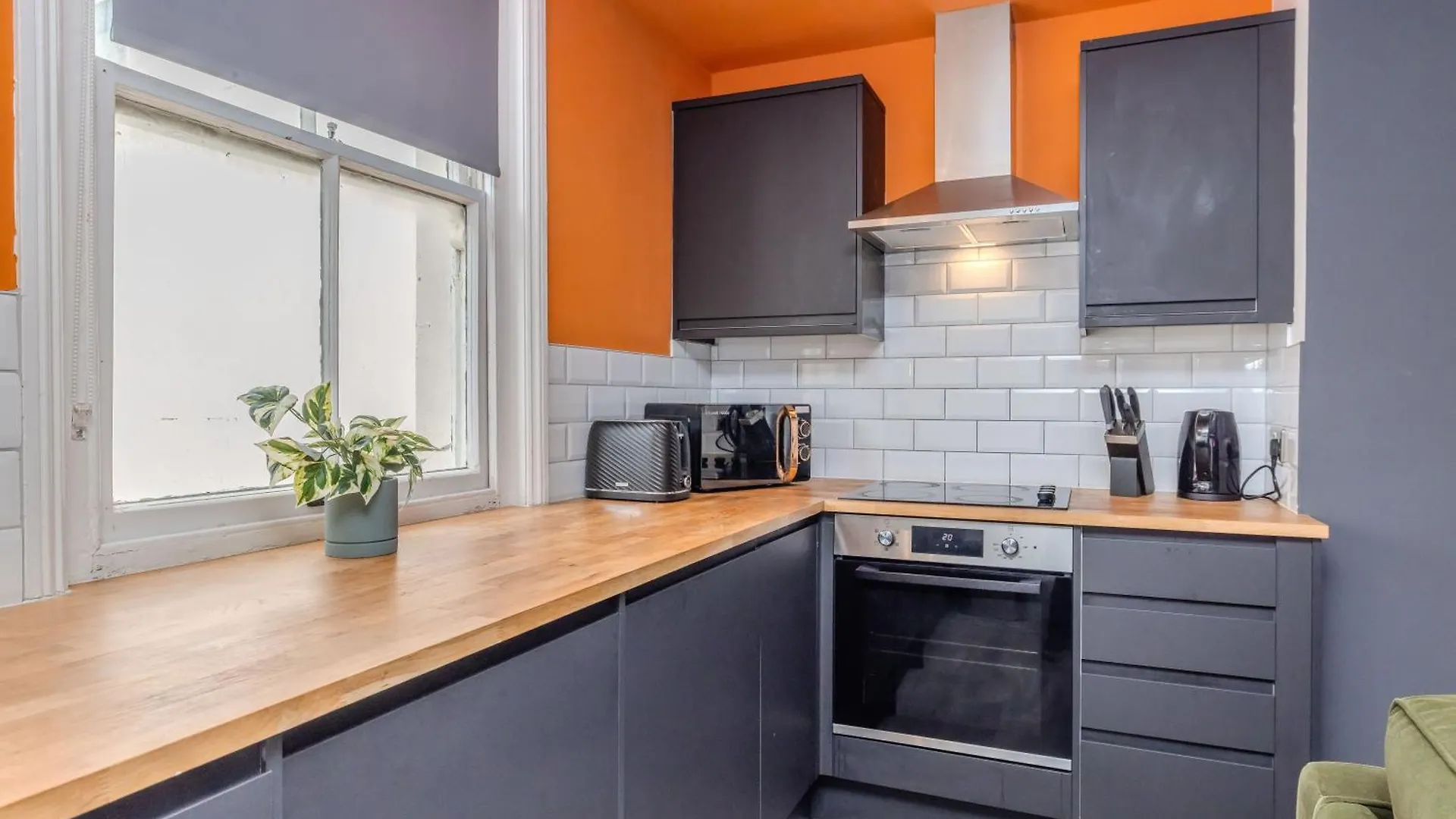Stylish 2-Br Apt For 7 Guests Plus Free Parking In Church Road Hove